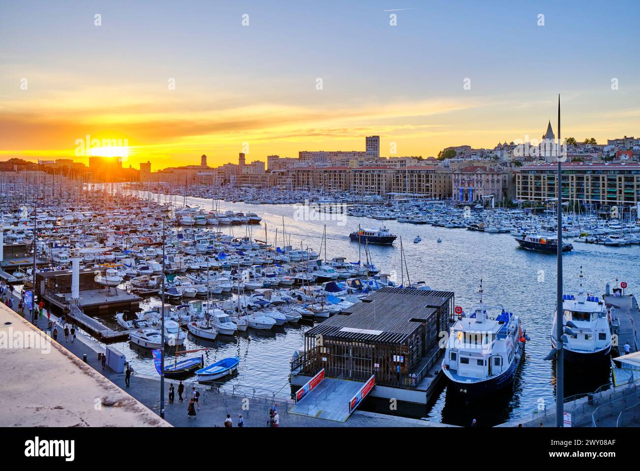 Il Porto Vecchio (Vieux Port) di Marsiglia al tramonto. Il centro di Marsiglia, Provence-Alpes-Cote d'Azur. Francia Foto Stock