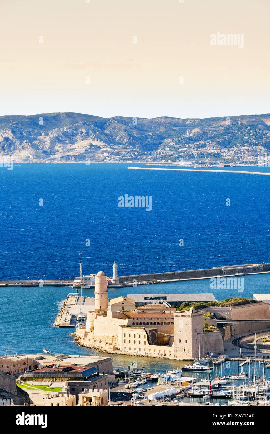 Fort Saint-Jean all'ingresso del vecchio porto (Vieux Port). Marsiglia, Francia Foto Stock
