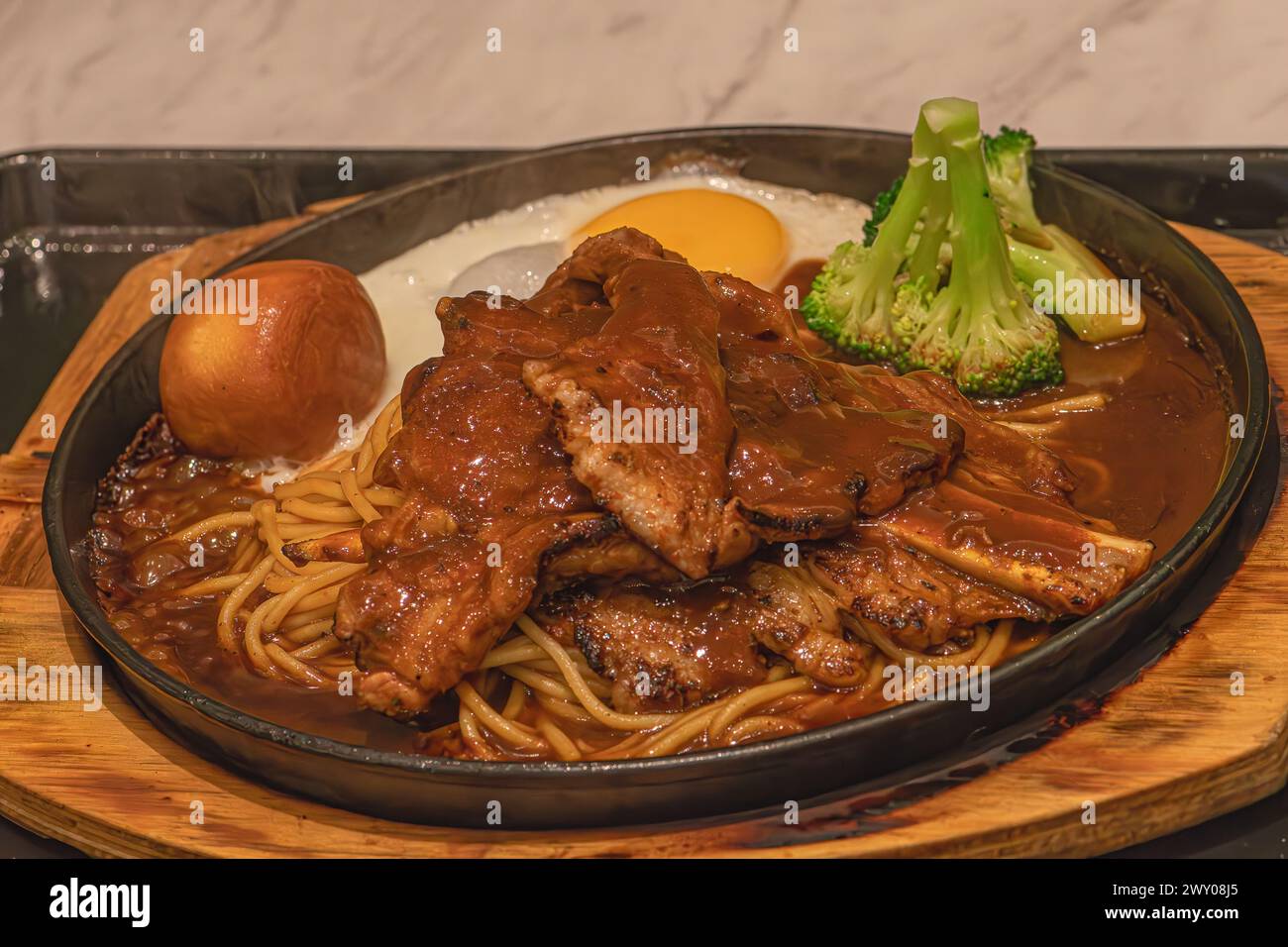 costoletta di agnello grigliata sfrigolante con pasta Foto Stock