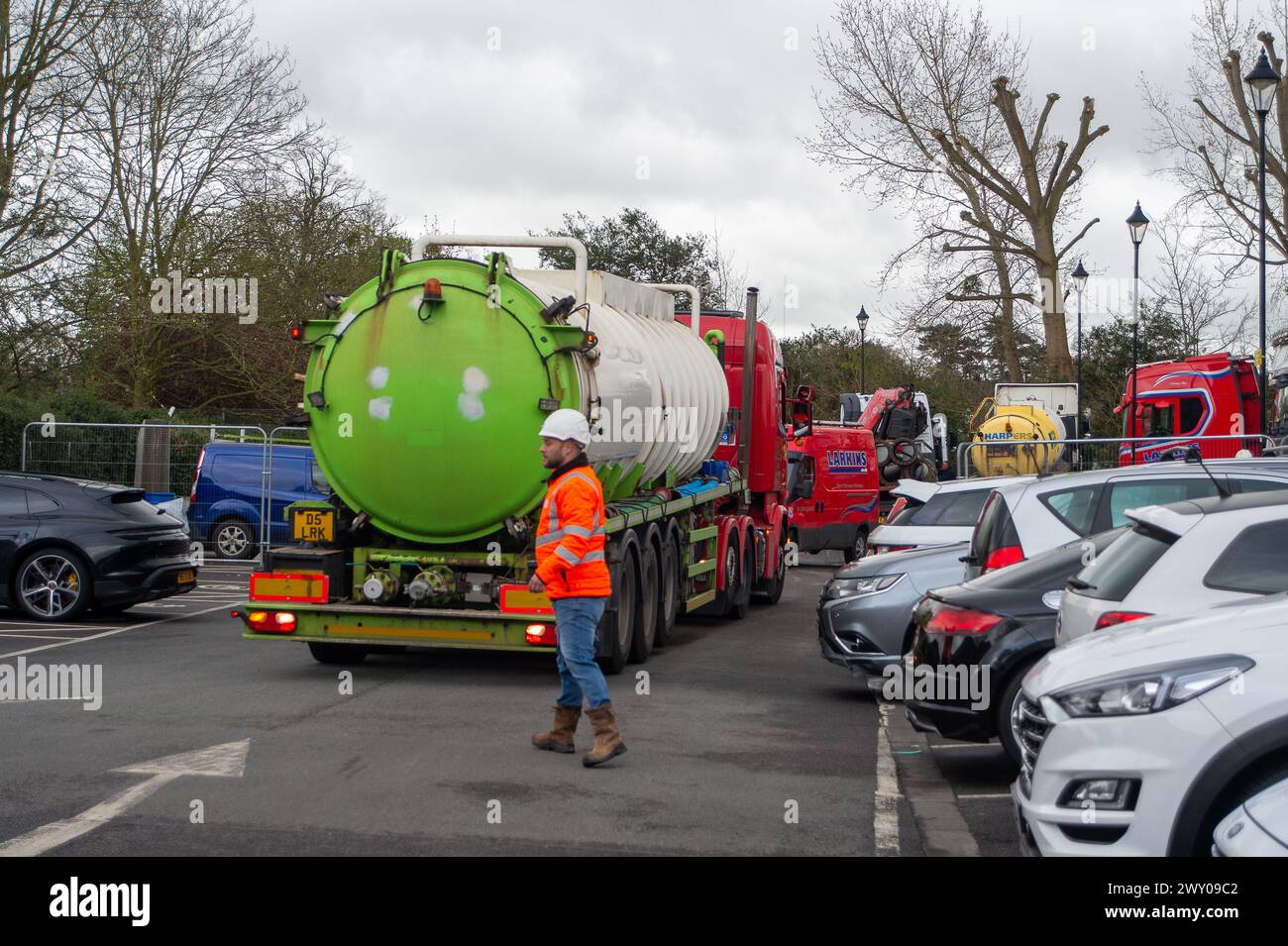 Weybridge, Regno Unito. 3 aprile 2024. Thames Water sta riparando una rete fognaria scoppiata nel centro di Weybridge nel Surrey. Le autocisterne sono sul posto e portano via le acque reflue grezze. Thames Water dice: "La fogna è grande e pressurizzata, il che significa che dobbiamo fermare il flusso che entra nel tubo in modo da poterlo riparare in sicurezza. Le petroliere vengono quindi utilizzate per spostare le acque reflue verso i lavori di trattamento delle acque reflue di Chertsey o la stazione di pompaggio di Wellington Way. L'acqua del Tamigi rimane sotto i riflettori a causa dei loro terribili precedenti sugli scarichi di acque reflue, della mancanza di investimenti e dei dividendi pagati agli investitori stranieri. Ci sono richieste per il Tamigi Foto Stock