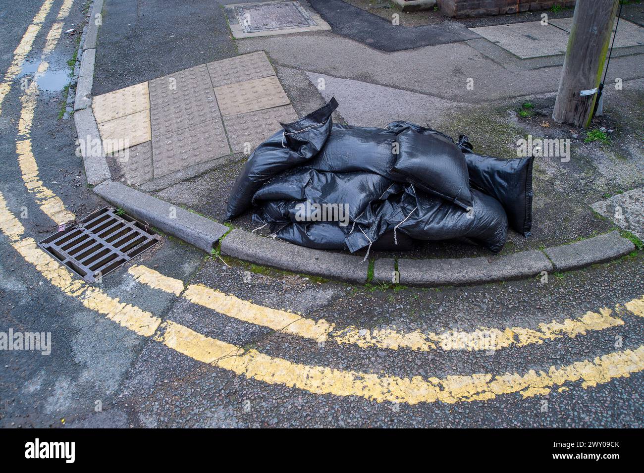 Weybridge, Regno Unito. 3 aprile 2024. Thames Water sta riparando una rete fognaria scoppiata nel centro di Weybridge nel Surrey. Le autocisterne sono sul posto e portano via le acque reflue grezze. Thames Water dice: "La fogna è grande e pressurizzata, il che significa che dobbiamo fermare il flusso che entra nel tubo in modo da poterlo riparare in sicurezza. Le petroliere vengono quindi utilizzate per spostare le acque reflue verso i lavori di trattamento delle acque reflue di Chertsey o la stazione di pompaggio di Wellington Way. L'acqua del Tamigi rimane sotto i riflettori a causa dei loro terribili precedenti sugli scarichi di acque reflue, della mancanza di investimenti e dei dividendi pagati agli investitori stranieri. Ci sono richieste per il Tamigi Foto Stock