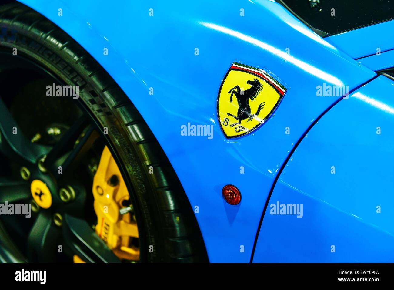 Thailandia-27 marzo 2024: Logo ferrari sulla vettura sportiva blu. È un produttore italiano di auto sportive di lusso. Fondata da Enzo Ferrari al 45 di Bangkok Foto Stock