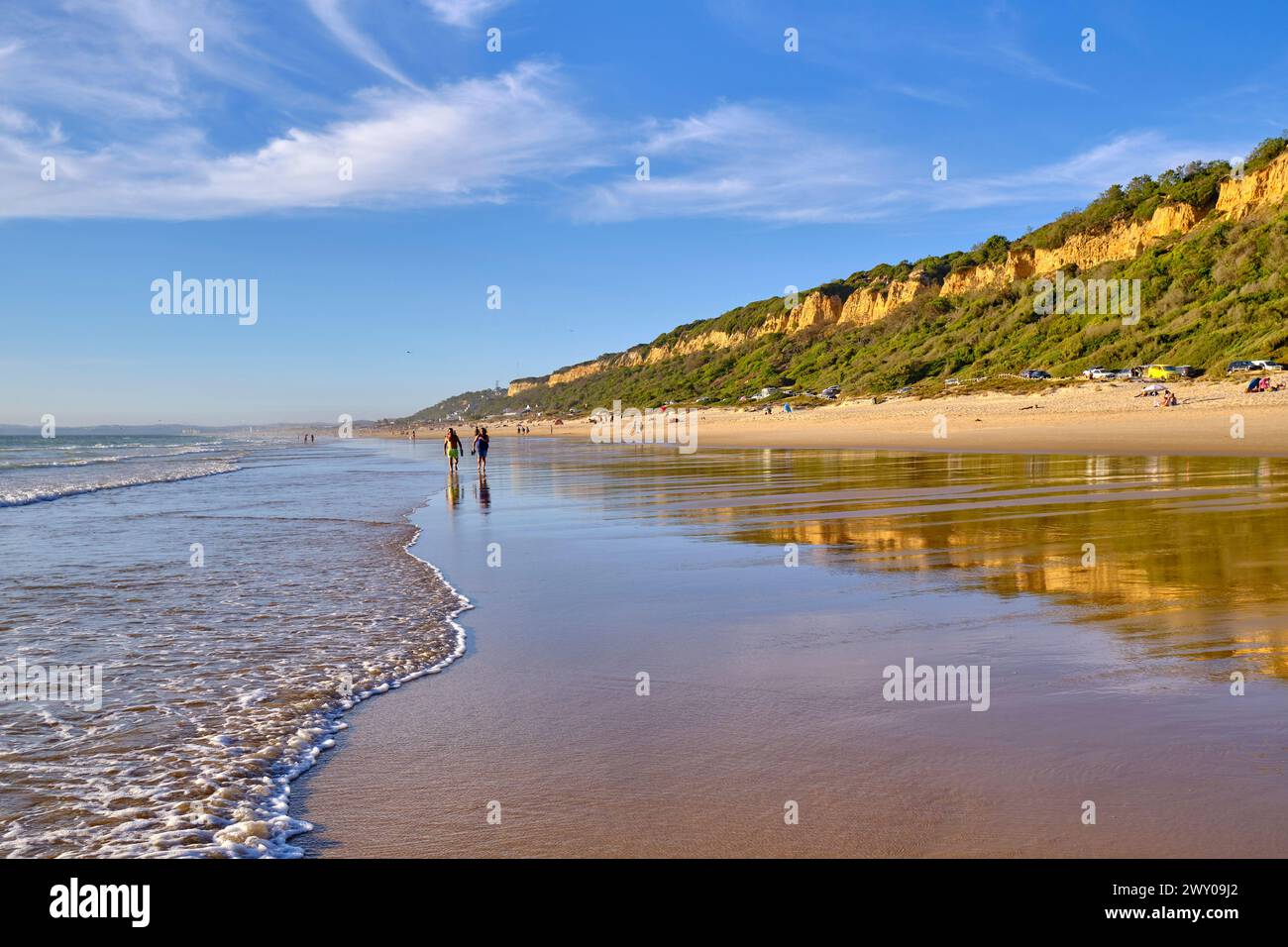 Spiagge tranquille lungo il paesaggio protetto delle scogliere fossili di Costa de Caparica. Fonte da Telha, Almada. Portogallo Foto Stock