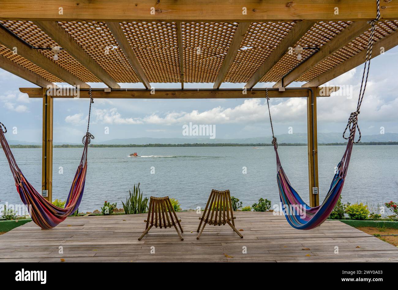 Sedie a sdraio e ombrelloni sul mare e sulla piscina Foto Stock