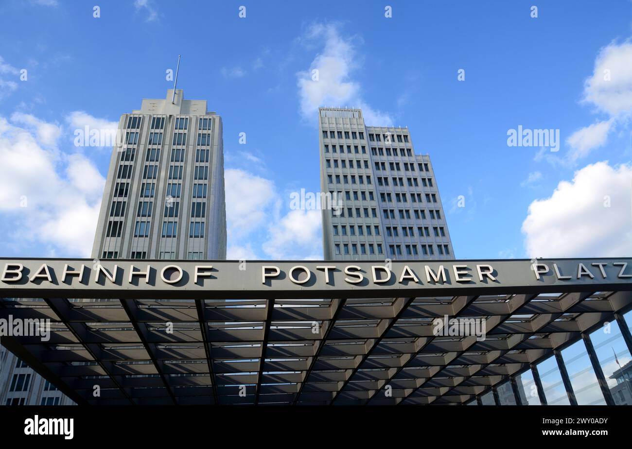 Potsdamer Platz è la piazza più all'avanguardia di Berlino in termini di architettura, con grattacieli e nuove infrastrutture. È un simbolo della nuova Berlino unificata. Foto Stock
