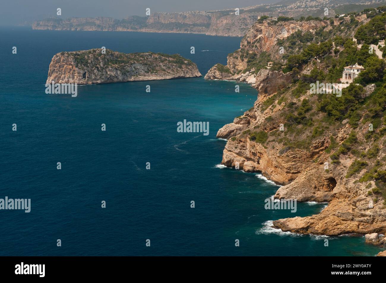 Vista dall'alto delle scogliere di Cabo la Nao. Javea, provincia di Alicante, Costa Blanca, Spagna, Europa - foto d'archivio Foto Stock