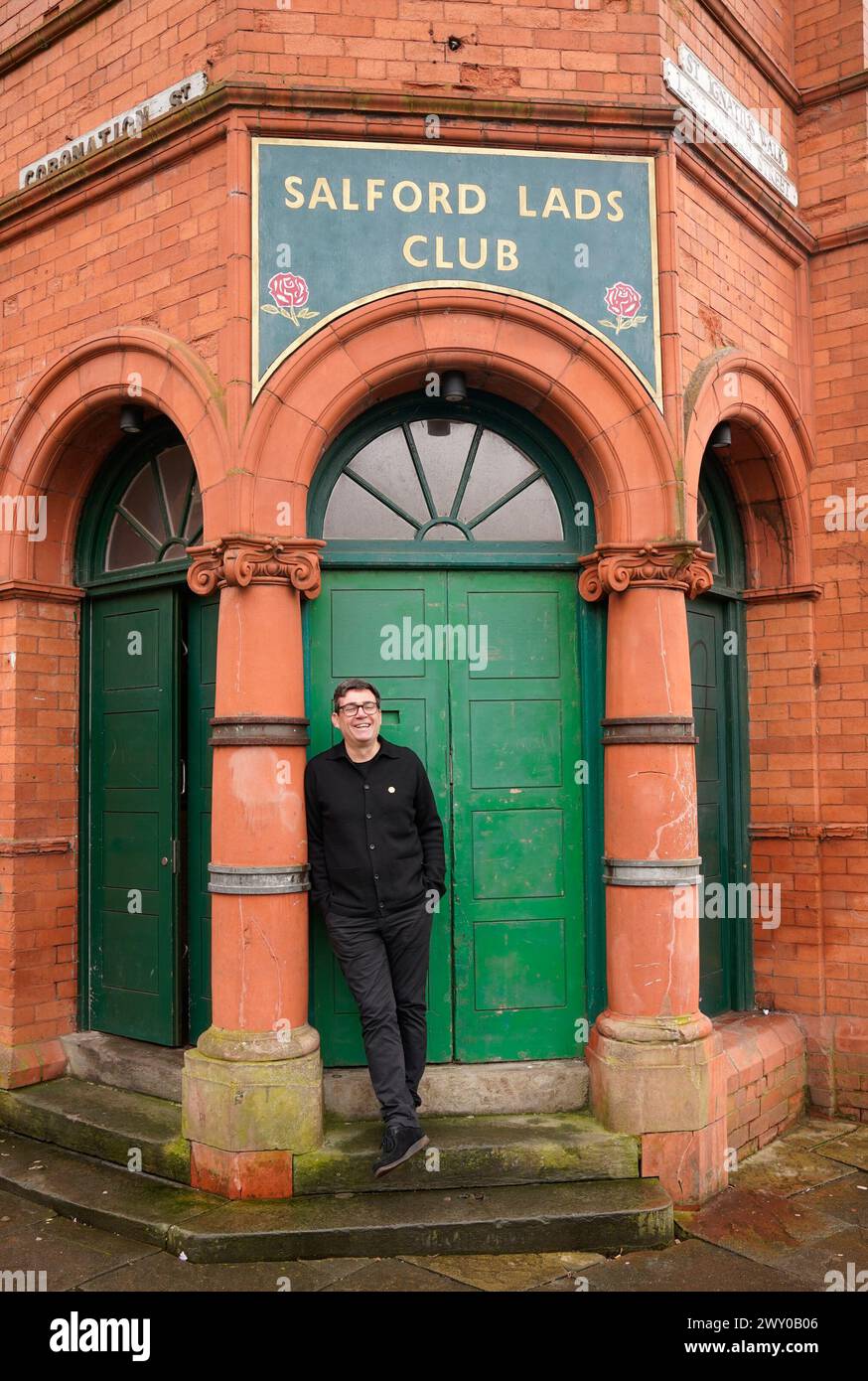 Andy Burnham posa in un posto fuori dal Salford Lads Club, reso famoso dagli Smiths che sono stati fotografati lì per il loro album "The Queen Is Dead", dopo aver parlato al lancio della sua campagna per la rielezione come sindaco della Greater Manchester Combined Authority, al club di Salford. Data foto: Mercoledì 3 aprile 2024. Foto Stock