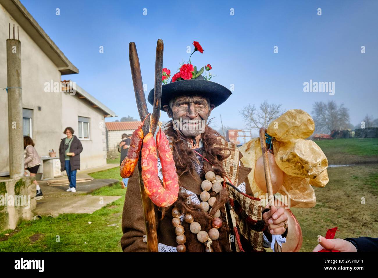 Festival del solstizio d'inverno a Vila ChÃ da Braciosa. Il personaggio Velha (la vecchia donna) è dipinto di nero e porta una croce di sughero bruciato allo sporco Foto Stock