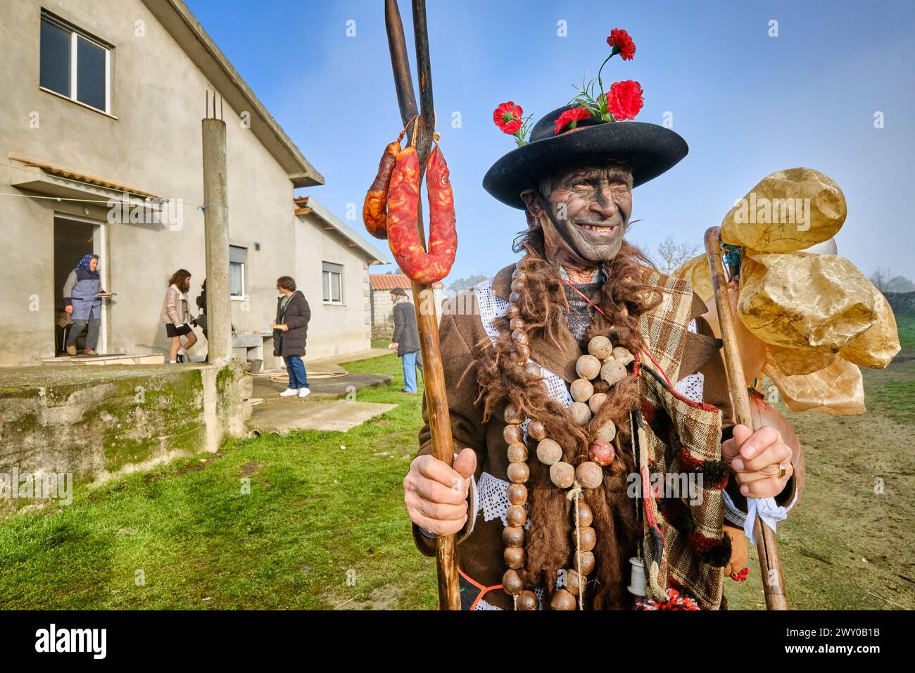 Festival del solstizio d'inverno a Vila ChÃ da Braciosa. Il personaggio Velha (la vecchia donna) è dipinto di nero e porta una croce di sughero bruciato allo sporco Foto Stock