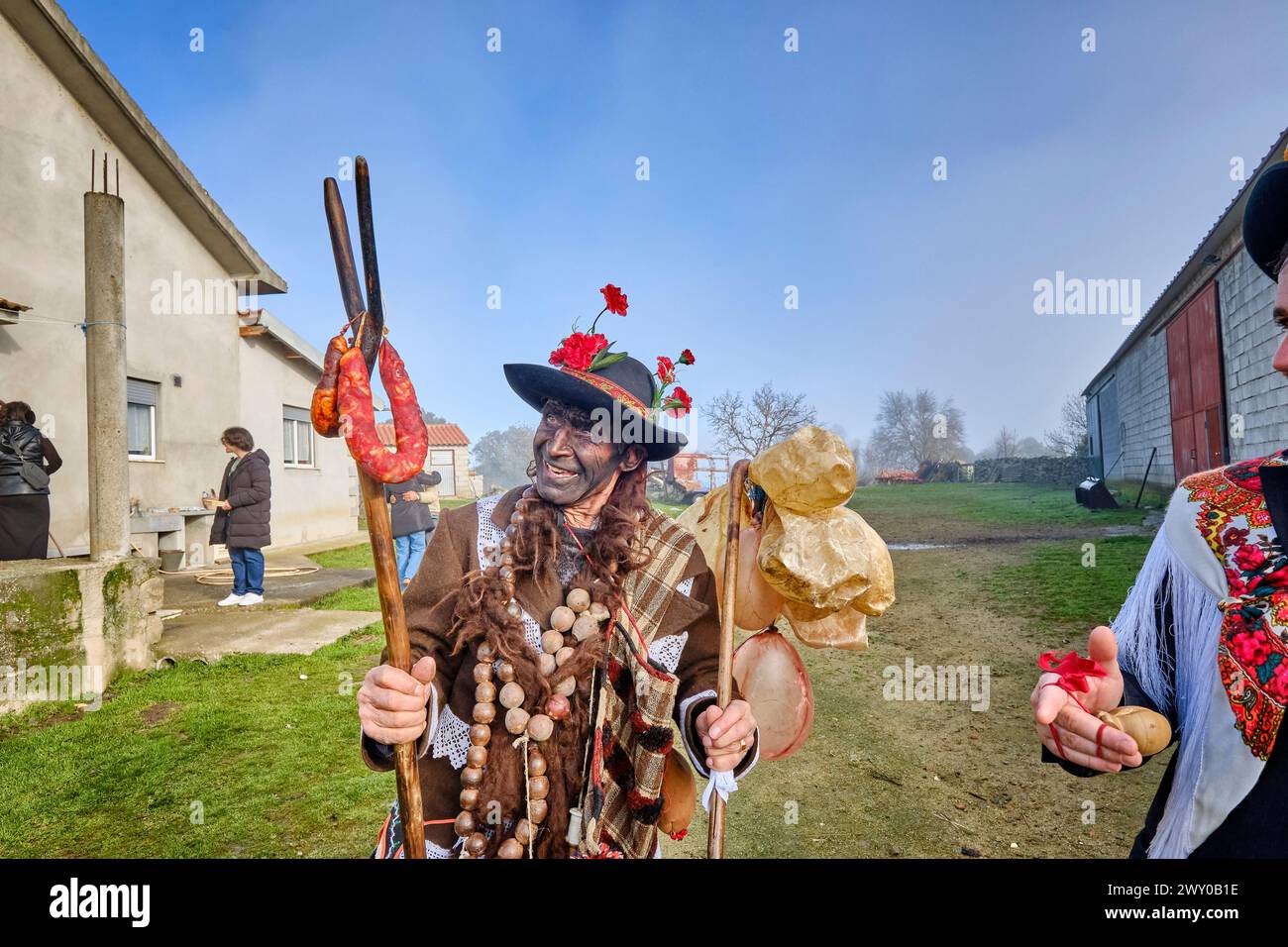 Festival del solstizio d'inverno a Vila ChÃ da Braciosa. Il personaggio Velha (la vecchia donna) è dipinto di nero e porta una croce di sughero bruciato allo sporco Foto Stock
