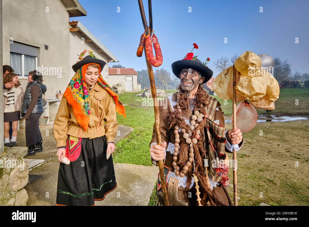 Festival del solstizio d'inverno a Vila ChÃ da Braciosa. Il personaggio Velha (la vecchia donna) è dipinto di nero e porta una croce di sughero bruciato allo sporco Foto Stock