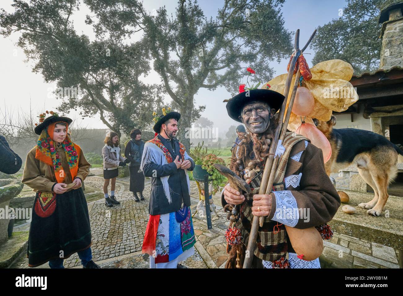 Festival del solstizio d'inverno a Vila ChÃ da Braciosa. I tre caritatevoli di questi festeggiamenti: Il personaggio Velha (la vecchia donna), sulla destra, è Foto Stock