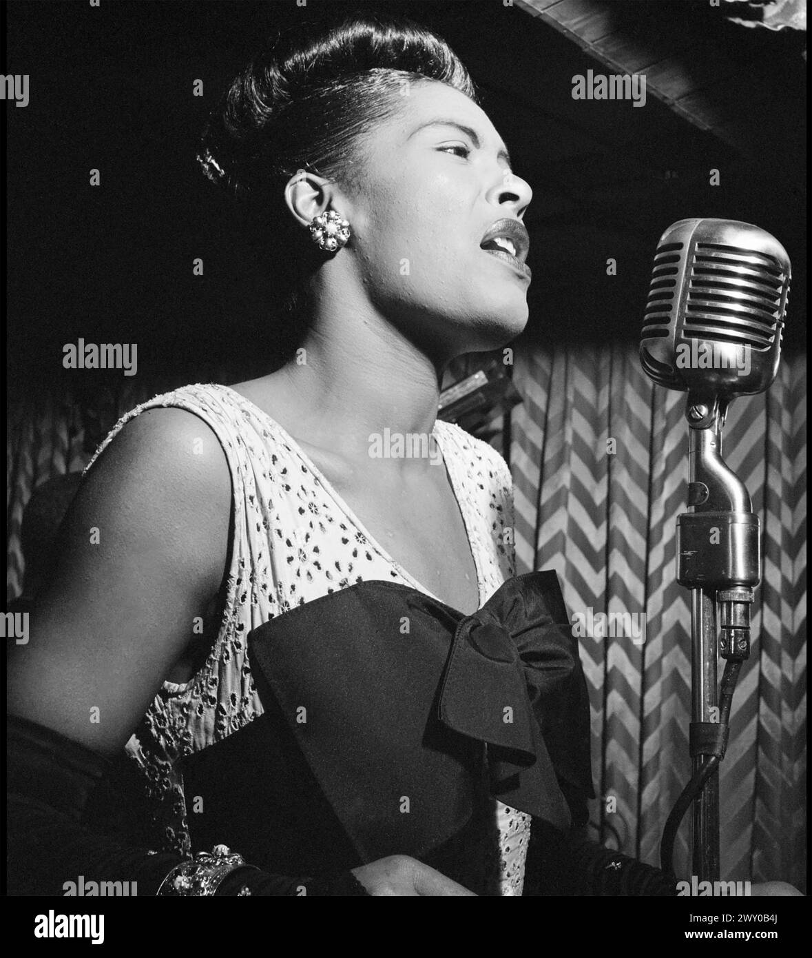 BILLIE HOLIDAY (1915-1959) cantante jazz e swing statunitense al Downbeat Jazz Club di New York nel 1947 Foto Stock