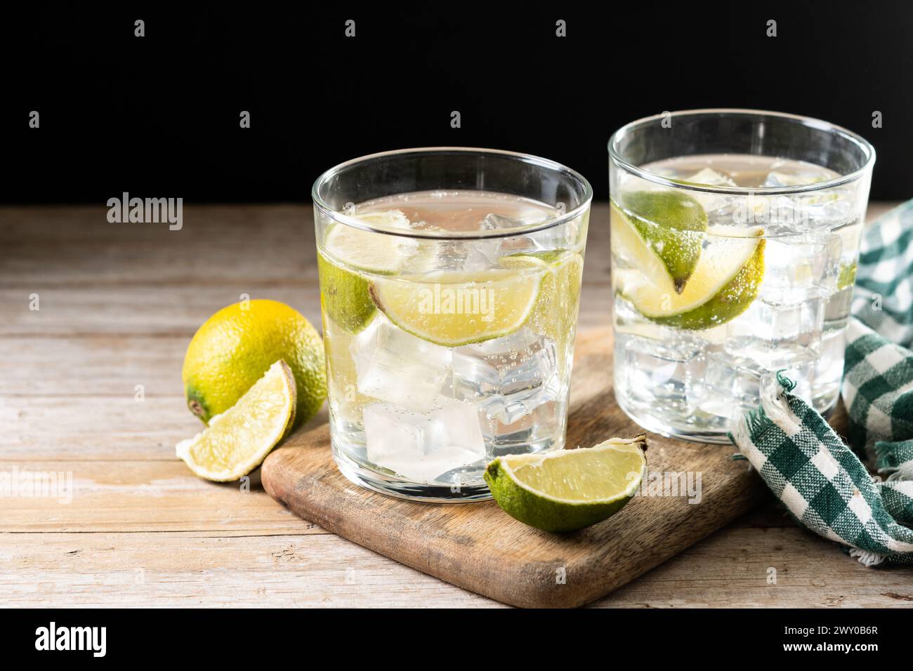 Bicchiere di vodka tonic cocktail su un tavolo di legno Foto Stock