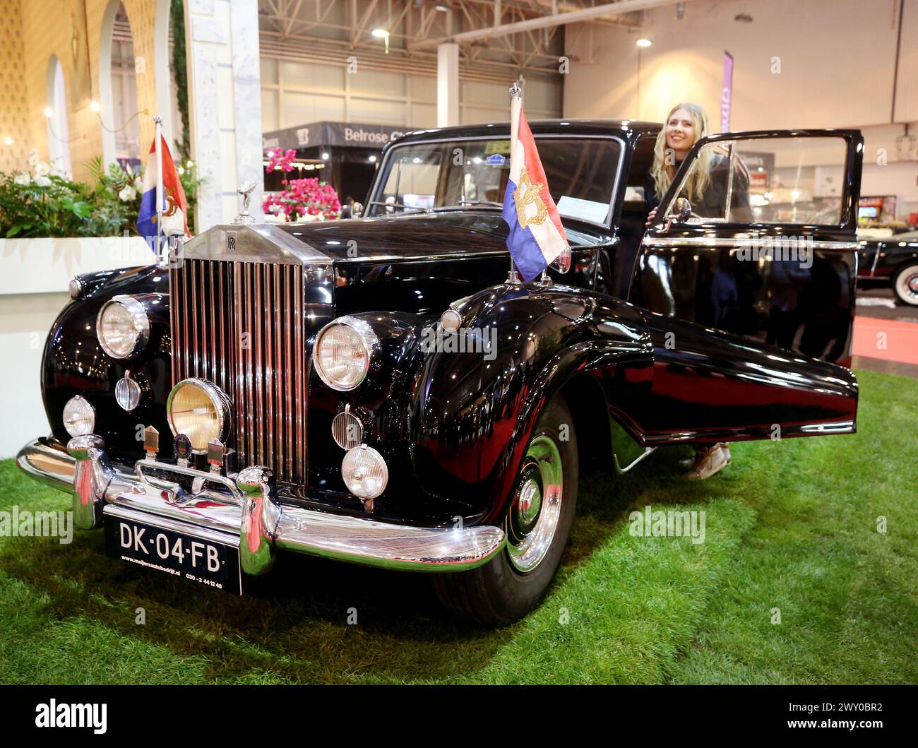 Essen, Germania. 3 aprile 2024. Una Rolls-Royce Silver Wraith State Landaulette, un tempo di proprietà della famiglia reale olandese, è presentata da un modello al salone di auto d'epoca "Techno classica". Techno-classica è una delle più grandi fiere di auto d'epoca al mondo. Più di 2700 auto d'epoca sono esposte a prezzi che vanno da meno di 10.000 a diversi milioni di euro. Crediti: Roland Weihrauch/dpa/Alamy Live News Foto Stock