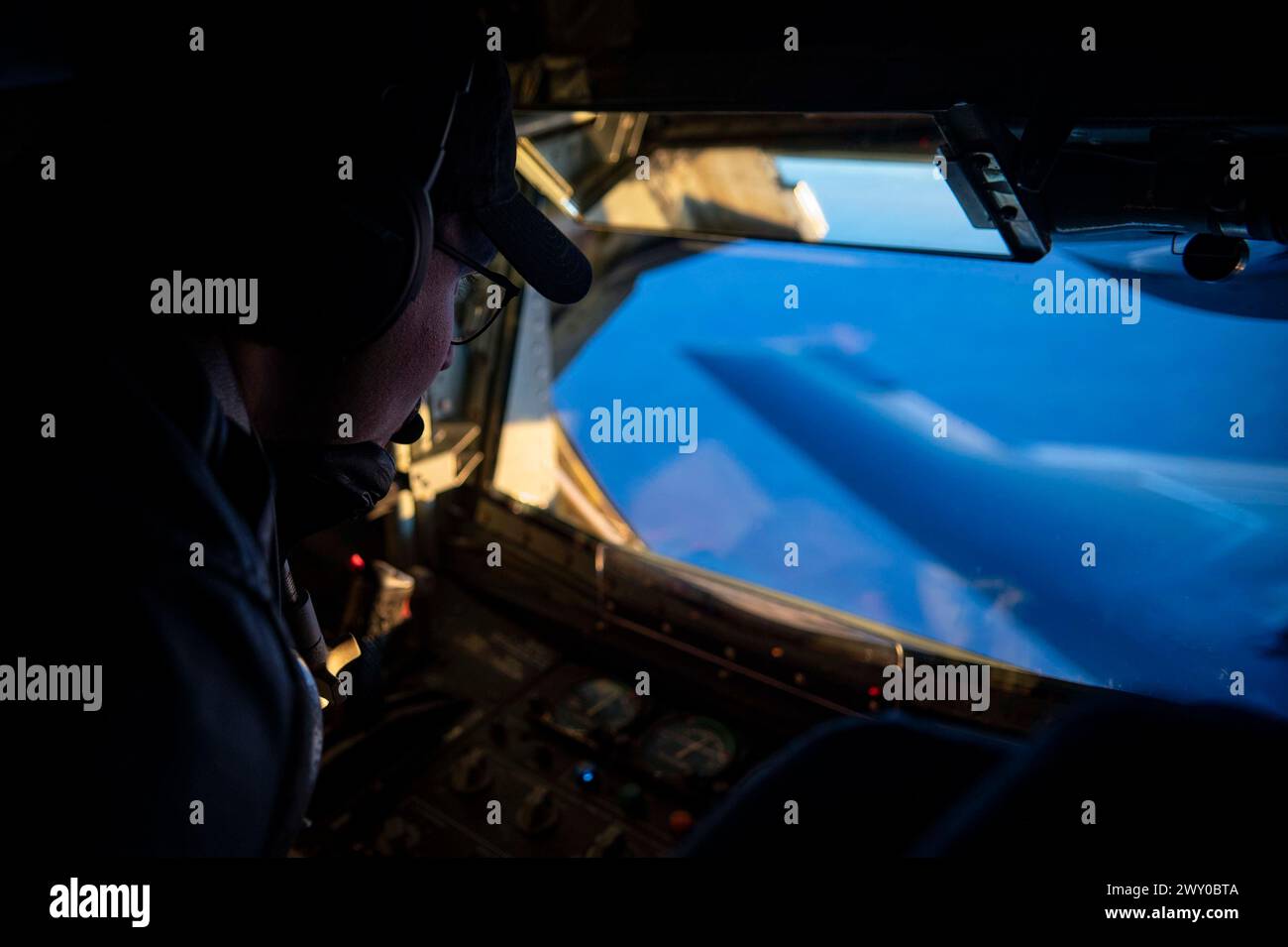 U.S. Air National Guard Tech. Il sergente Bradley Coleman, un operatore del braccio del 166th Air Refueling Squadron, 121st Air Refueling Wing, rifornisce una Northro Foto Stock