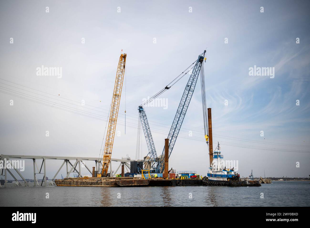 Le gru per chiatta sono mostrate vicino al crollo del Francis Scott Key Bridge sul fiume Patapsco, a Baltimora, Maryland, sabato 30 marzo, 2024. le priorità principali del comando unificato di risposta al ponte sono garantire la sicurezza del pubblico e dei soccorritori, la responsabilità delle persone scomparse, il ripristino sicuro delle infrastrutture di trasporto e del commercio, la protezione dell'ambiente e il sostegno alle indagini. Il Key Bridge è stato colpito dalla nave cargo Dali, bandiera di Singapore, la mattina presto del 26 marzo 2024. Foto di PO2 Taylor Bacon/U.S. Guardia costiera/UPI Foto Stock