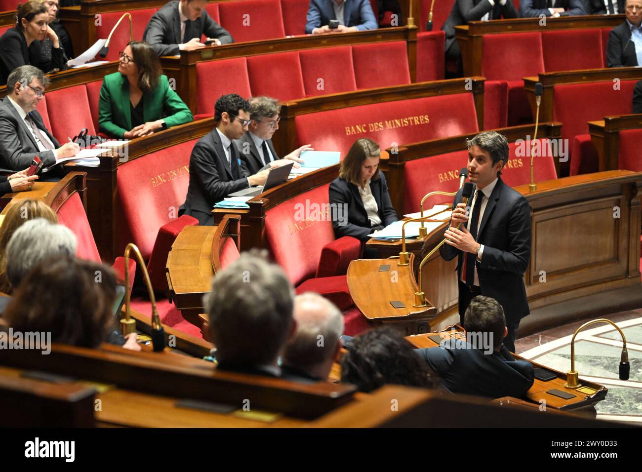 Il primo ministro francese Gabriel Attal parla durante una sessione di domande al governo all'Assemblea nazionale di Parigi, in Francia, il 3 aprile 2024. Per la prima volta, l’Assemblea nazionale sperimenterà una nuova forma di tempo delle interrogazioni governative (QAG). Il primo Ministro, Gabriel Attal, sarà da solo per 45 minuti per rispondere alle domande dei deputati. Yaël Braun-Pivet, Presidente dell'Assemblea, ha proposto questo nuovo formato faccia a faccia per rivitalizzare questa breve sessione del mercoledì, molto spesso deserta rispetto alla tradizionale sessione del martedì Foto Stock