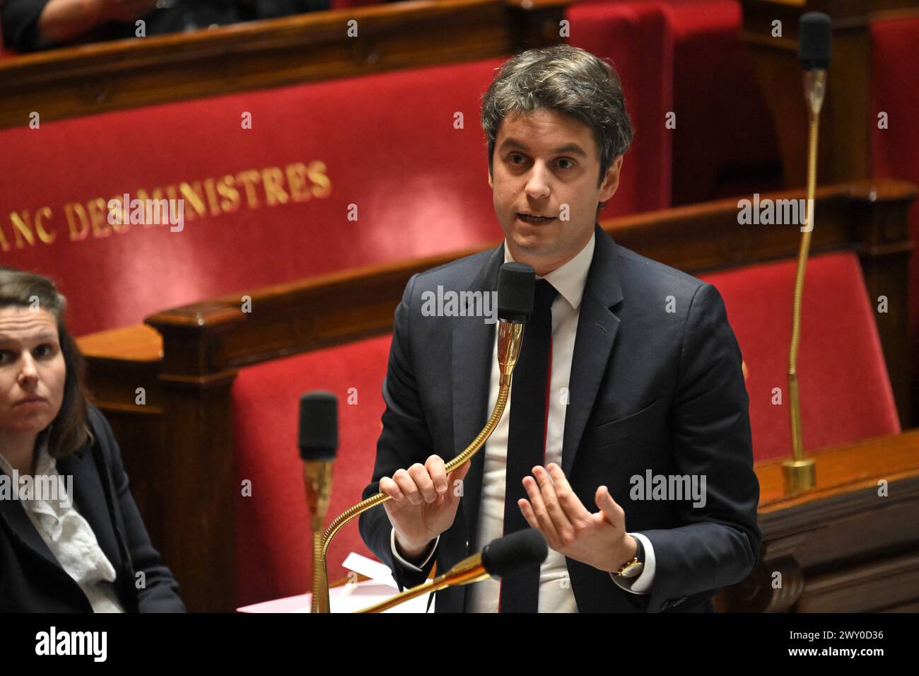 Il primo ministro francese Gabriel Attal parla durante una sessione di domande al governo all'Assemblea nazionale di Parigi, in Francia, il 3 aprile 2024. Per la prima volta, l’Assemblea nazionale sperimenterà una nuova forma di tempo delle interrogazioni governative (QAG). Il primo Ministro, Gabriel Attal, sarà da solo per 45 minuti per rispondere alle domande dei deputati. Yaël Braun-Pivet, Presidente dell'Assemblea, ha proposto questo nuovo formato faccia a faccia per rivitalizzare questa breve sessione del mercoledì, molto spesso deserta rispetto alla tradizionale sessione del martedì Foto Stock