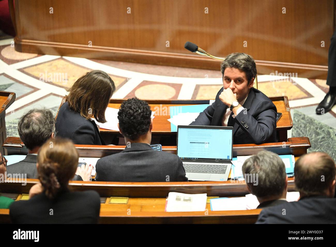 Il primo ministro francese Gabriel Attal parla durante una sessione di domande al governo all'Assemblea nazionale di Parigi, in Francia, il 3 aprile 2024. Per la prima volta, l’Assemblea nazionale sperimenterà una nuova forma di tempo delle interrogazioni governative (QAG). Il primo Ministro, Gabriel Attal, sarà da solo per 45 minuti per rispondere alle domande dei deputati. Yaël Braun-Pivet, Presidente dell'Assemblea, ha proposto questo nuovo formato faccia a faccia per rivitalizzare questa breve sessione del mercoledì, molto spesso deserta rispetto alla tradizionale sessione del martedì Foto Stock