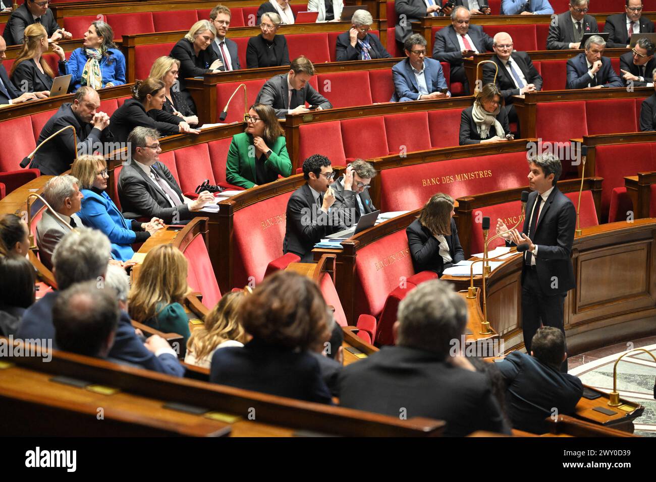 Il primo ministro francese Gabriel Attal parla durante una sessione di domande al governo all'Assemblea nazionale di Parigi, in Francia, il 3 aprile 2024. Per la prima volta, l’Assemblea nazionale sperimenterà una nuova forma di tempo delle interrogazioni governative (QAG). Il primo Ministro, Gabriel Attal, sarà da solo per 45 minuti per rispondere alle domande dei deputati. Yaël Braun-Pivet, Presidente dell'Assemblea, ha proposto questo nuovo formato faccia a faccia per rivitalizzare questa breve sessione del mercoledì, molto spesso deserta rispetto alla tradizionale sessione del martedì Foto Stock