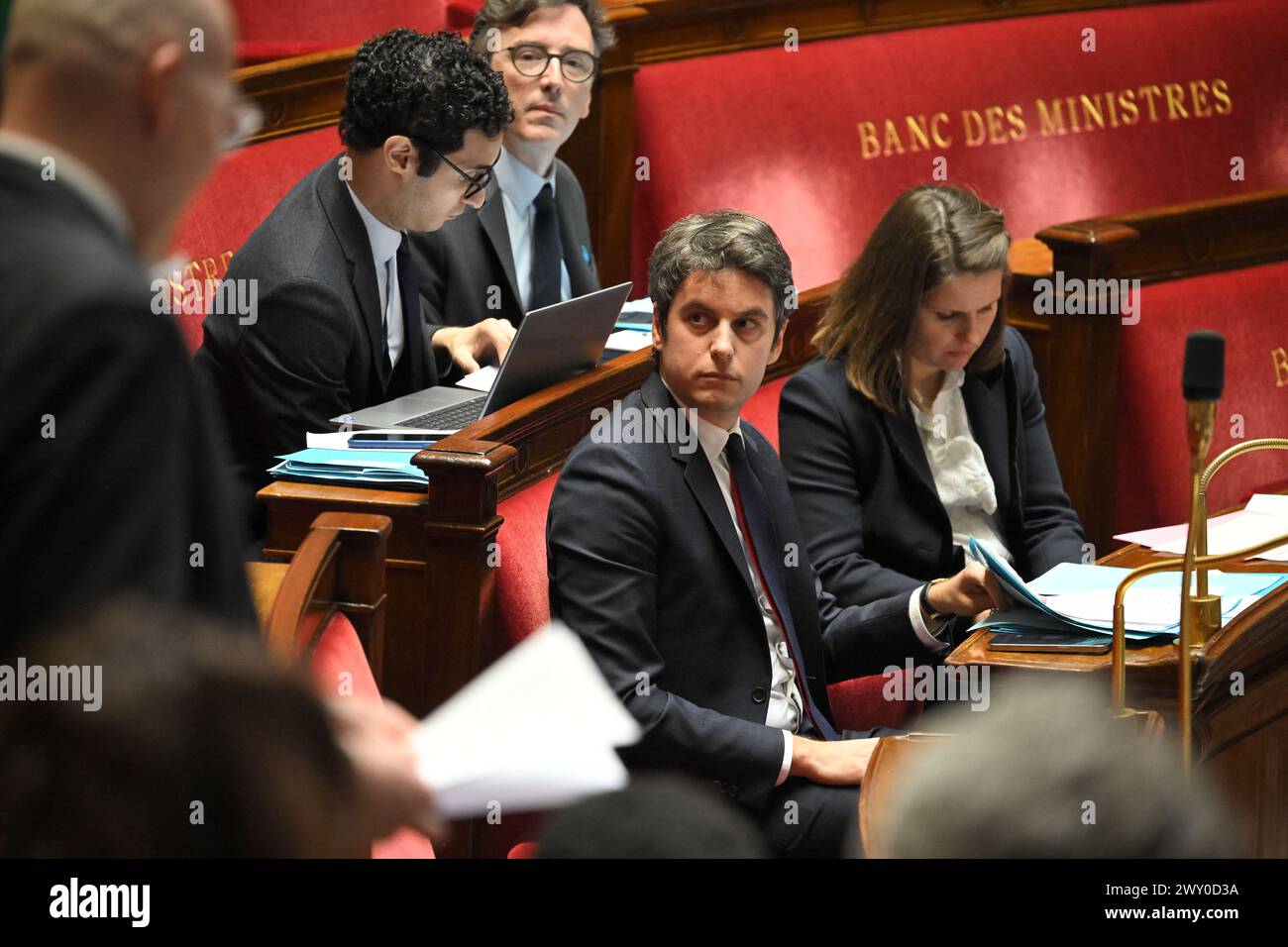 Il primo ministro francese Gabriel Attal parla durante una sessione di domande al governo all'Assemblea nazionale di Parigi, in Francia, il 3 aprile 2024. Per la prima volta, l’Assemblea nazionale sperimenterà una nuova forma di tempo delle interrogazioni governative (QAG). Il primo Ministro, Gabriel Attal, sarà da solo per 45 minuti per rispondere alle domande dei deputati. Yaël Braun-Pivet, Presidente dell'Assemblea, ha proposto questo nuovo formato faccia a faccia per rivitalizzare questa breve sessione del mercoledì, molto spesso deserta rispetto alla tradizionale sessione del martedì Foto Stock
