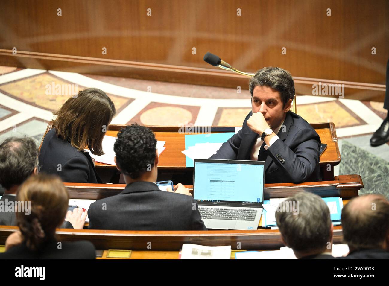 Il primo ministro francese Gabriel Attal parla durante una sessione di domande al governo all'Assemblea nazionale di Parigi, in Francia, il 3 aprile 2024. Per la prima volta, l’Assemblea nazionale sperimenterà una nuova forma di tempo delle interrogazioni governative (QAG). Il primo Ministro, Gabriel Attal, sarà da solo per 45 minuti per rispondere alle domande dei deputati. Yaël Braun-Pivet, Presidente dell'Assemblea, ha proposto questo nuovo formato faccia a faccia per rivitalizzare questa breve sessione del mercoledì, molto spesso deserta rispetto alla tradizionale sessione del martedì Foto Stock