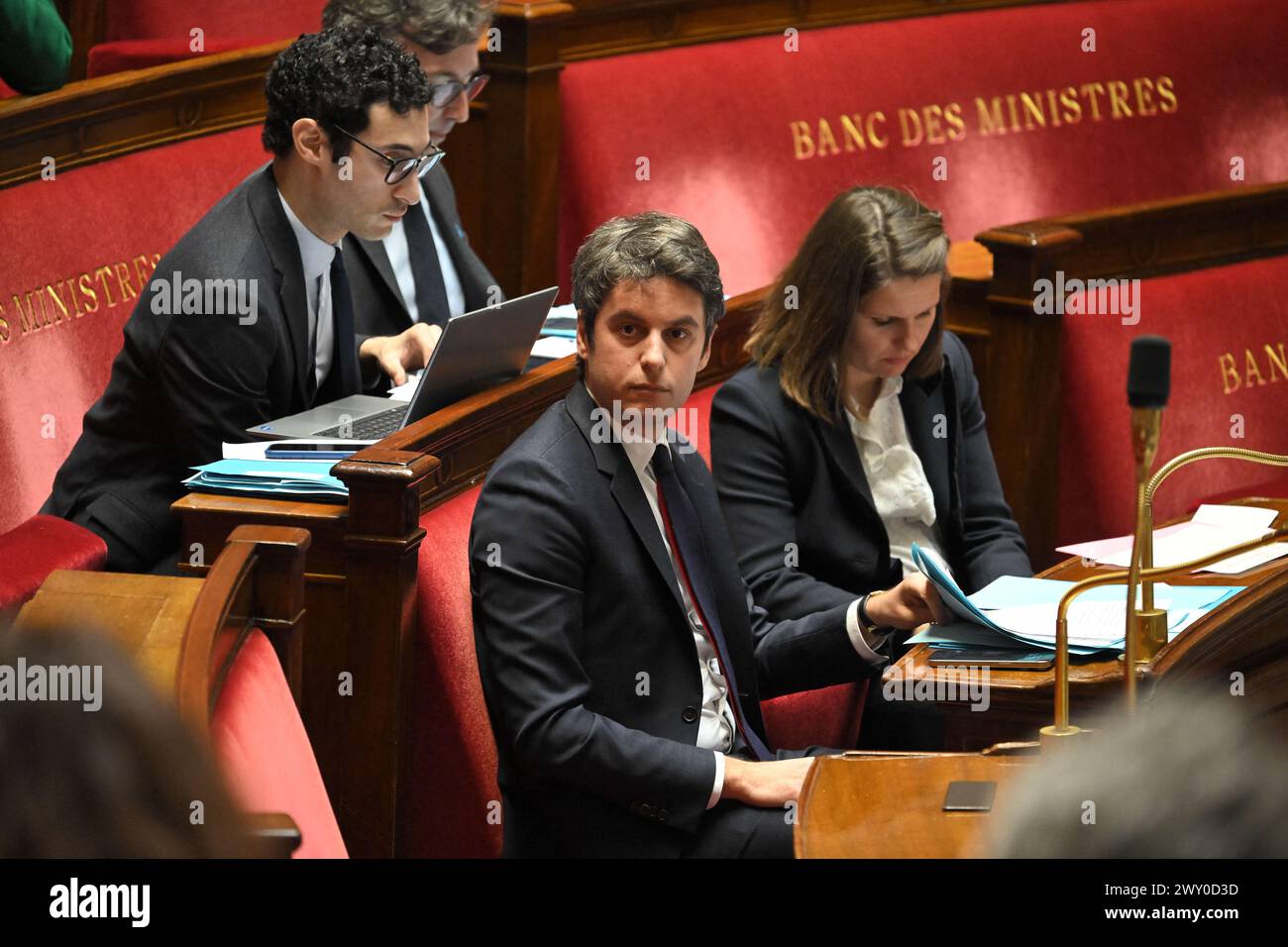 Il primo ministro francese Gabriel Attal parla durante una sessione di domande al governo all'Assemblea nazionale di Parigi, in Francia, il 3 aprile 2024. Per la prima volta, l’Assemblea nazionale sperimenterà una nuova forma di tempo delle interrogazioni governative (QAG). Il primo Ministro, Gabriel Attal, sarà da solo per 45 minuti per rispondere alle domande dei deputati. Yaël Braun-Pivet, Presidente dell'Assemblea, ha proposto questo nuovo formato faccia a faccia per rivitalizzare questa breve sessione del mercoledì, molto spesso deserta rispetto alla tradizionale sessione del martedì Foto Stock