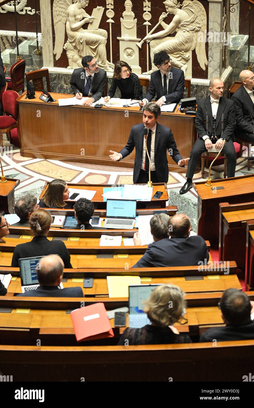 Il primo ministro francese Gabriel Attal parla durante una sessione di domande al governo all'Assemblea nazionale di Parigi, in Francia, il 3 aprile 2024. Per la prima volta, l’Assemblea nazionale sperimenterà una nuova forma di tempo delle interrogazioni governative (QAG). Il primo Ministro, Gabriel Attal, sarà da solo per 45 minuti per rispondere alle domande dei deputati. Yaël Braun-Pivet, Presidente dell'Assemblea, ha proposto questo nuovo formato faccia a faccia per rivitalizzare questa breve sessione del mercoledì, molto spesso deserta rispetto alla tradizionale sessione del martedì Foto Stock