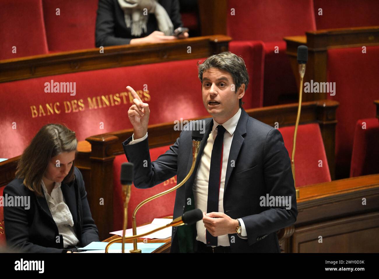 Il primo ministro francese Gabriel Attal parla durante una sessione di domande al governo all'Assemblea nazionale di Parigi, in Francia, il 3 aprile 2024. Per la prima volta, l’Assemblea nazionale sperimenterà una nuova forma di tempo delle interrogazioni governative (QAG). Il primo Ministro, Gabriel Attal, sarà da solo per 45 minuti per rispondere alle domande dei deputati. Yaël Braun-Pivet, Presidente dell'Assemblea, ha proposto questo nuovo formato faccia a faccia per rivitalizzare questa breve sessione del mercoledì, molto spesso deserta rispetto alla tradizionale sessione del martedì Foto Stock