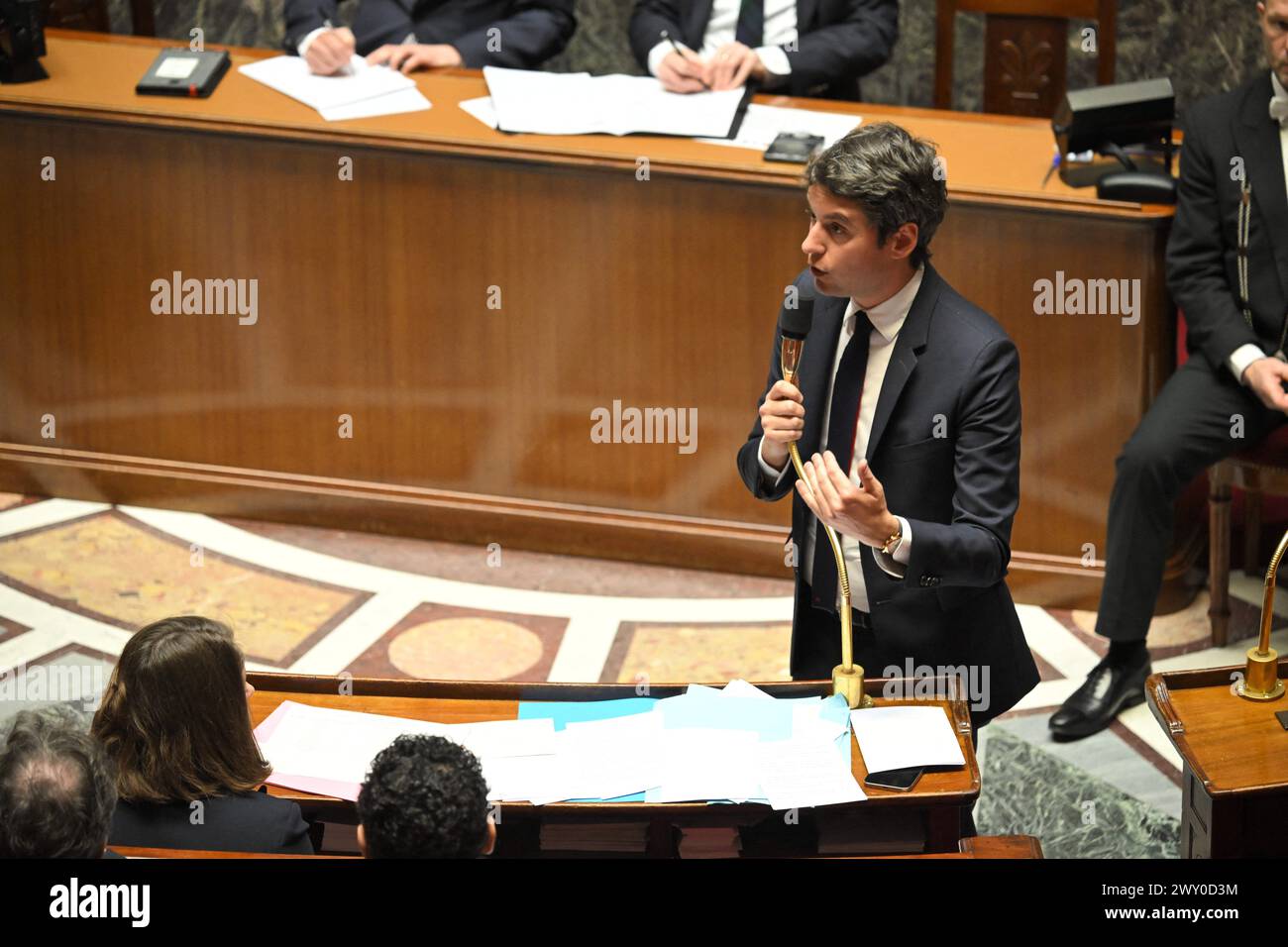 Il primo ministro francese Gabriel Attal parla durante una sessione di domande al governo all'Assemblea nazionale di Parigi, in Francia, il 3 aprile 2024. Per la prima volta, l’Assemblea nazionale sperimenterà una nuova forma di tempo delle interrogazioni governative (QAG). Il primo Ministro, Gabriel Attal, sarà da solo per 45 minuti per rispondere alle domande dei deputati. Yaël Braun-Pivet, Presidente dell'Assemblea, ha proposto questo nuovo formato faccia a faccia per rivitalizzare questa breve sessione del mercoledì, molto spesso deserta rispetto alla tradizionale sessione del martedì Foto Stock