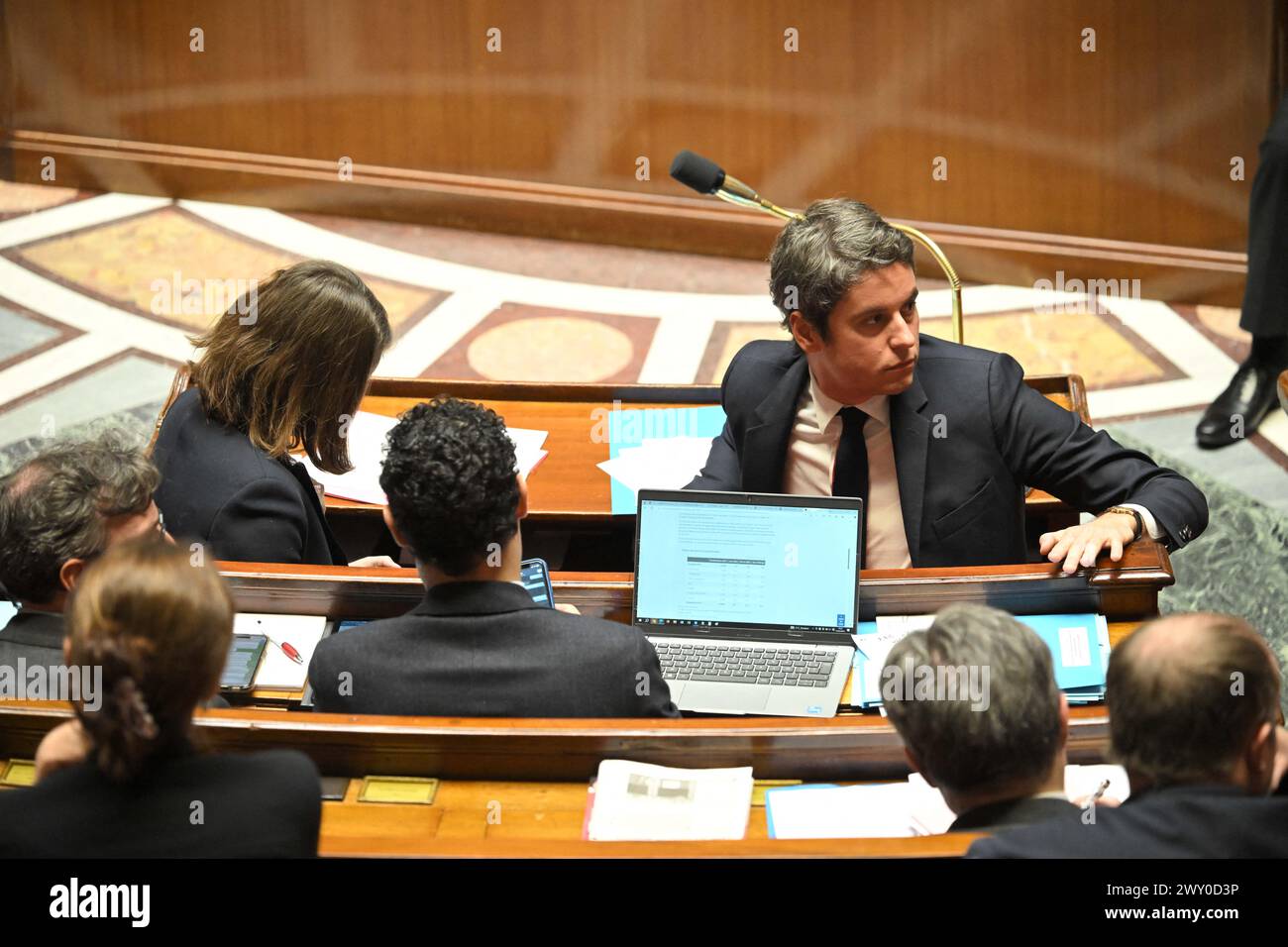 Il primo ministro francese Gabriel Attal parla durante una sessione di domande al governo all'Assemblea nazionale di Parigi, in Francia, il 3 aprile 2024. Per la prima volta, l’Assemblea nazionale sperimenterà una nuova forma di tempo delle interrogazioni governative (QAG). Il primo Ministro, Gabriel Attal, sarà da solo per 45 minuti per rispondere alle domande dei deputati. Yaël Braun-Pivet, Presidente dell'Assemblea, ha proposto questo nuovo formato faccia a faccia per rivitalizzare questa breve sessione del mercoledì, molto spesso deserta rispetto alla tradizionale sessione del martedì Foto Stock