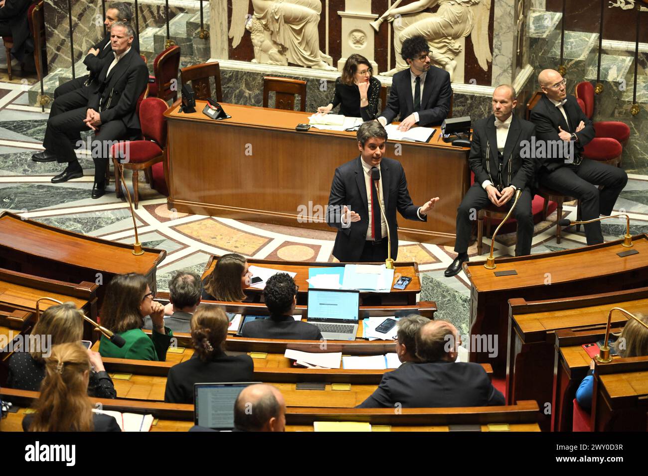 Il primo ministro francese Gabriel Attal parla durante una sessione di domande al governo all'Assemblea nazionale di Parigi, in Francia, il 3 aprile 2024. Per la prima volta, l’Assemblea nazionale sperimenterà una nuova forma di tempo delle interrogazioni governative (QAG). Il primo Ministro, Gabriel Attal, sarà da solo per 45 minuti per rispondere alle domande dei deputati. Yaël Braun-Pivet, Presidente dell'Assemblea, ha proposto questo nuovo formato faccia a faccia per rivitalizzare questa breve sessione del mercoledì, molto spesso deserta rispetto alla tradizionale sessione del martedì Foto Stock