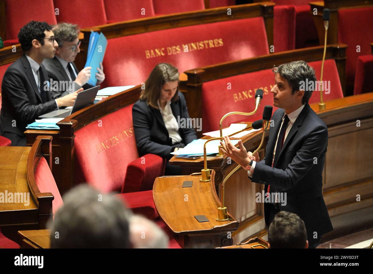 Il primo ministro francese Gabriel Attal parla durante una sessione di domande al governo all'Assemblea nazionale di Parigi, in Francia, il 3 aprile 2024. Per la prima volta, l’Assemblea nazionale sperimenterà una nuova forma di tempo delle interrogazioni governative (QAG). Il primo Ministro, Gabriel Attal, sarà da solo per 45 minuti per rispondere alle domande dei deputati. Yaël Braun-Pivet, Presidente dell'Assemblea, ha proposto questo nuovo formato faccia a faccia per rivitalizzare questa breve sessione del mercoledì, molto spesso deserta rispetto alla tradizionale sessione del martedì Foto Stock
