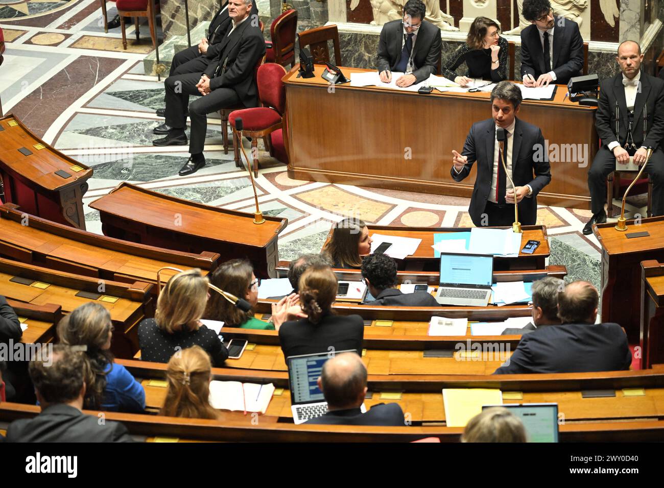 Il primo ministro francese Gabriel Attal parla durante una sessione di domande al governo all'Assemblea nazionale di Parigi, in Francia, il 3 aprile 2024. Per la prima volta, l’Assemblea nazionale sperimenterà una nuova forma di tempo delle interrogazioni governative (QAG). Il primo Ministro, Gabriel Attal, sarà da solo per 45 minuti per rispondere alle domande dei deputati. Yaël Braun-Pivet, Presidente dell'Assemblea, ha proposto questo nuovo formato faccia a faccia per rivitalizzare questa breve sessione del mercoledì, molto spesso deserta rispetto alla tradizionale sessione del martedì Foto Stock