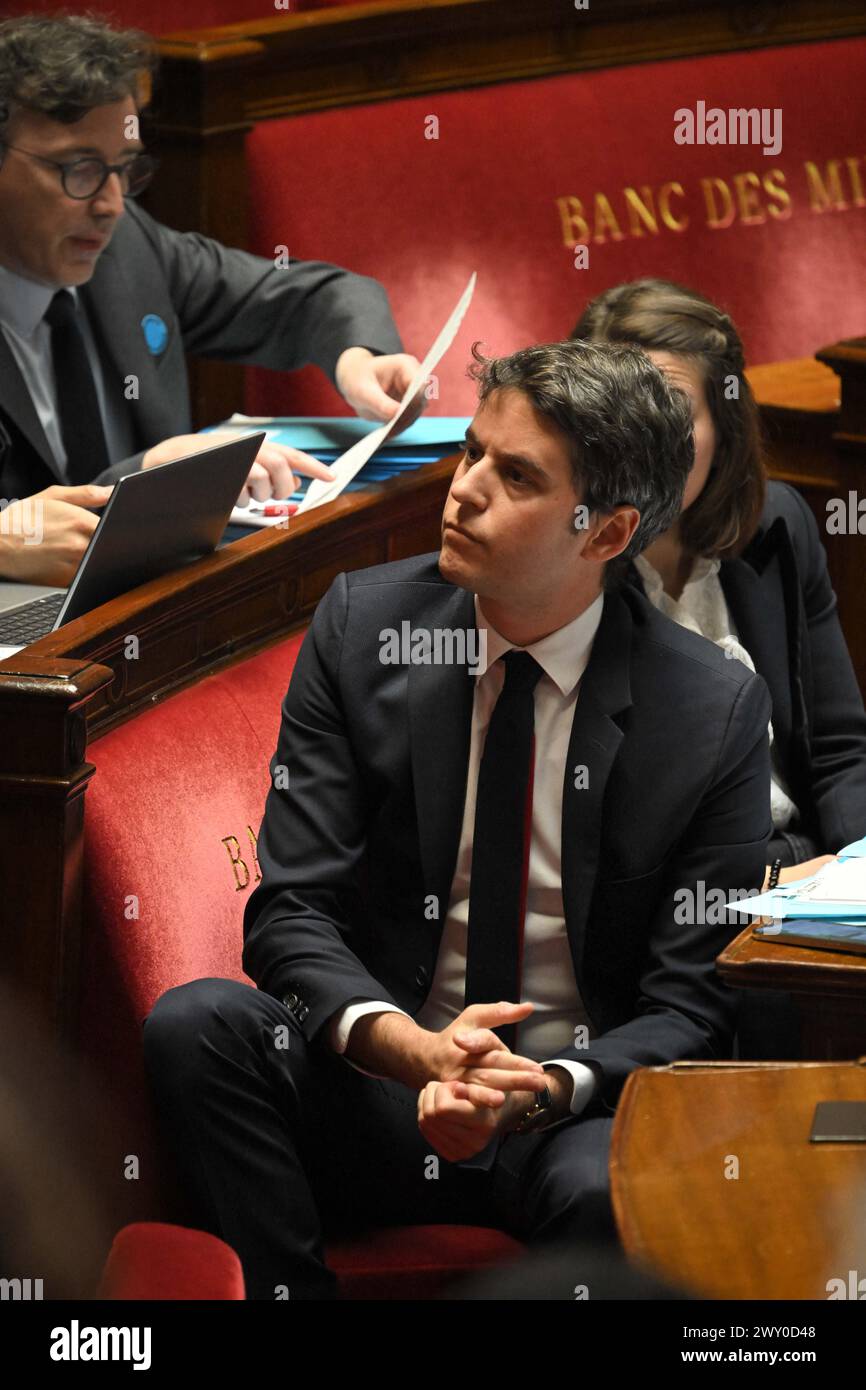 Il primo ministro francese Gabriel Attal parla durante una sessione di domande al governo all'Assemblea nazionale di Parigi, in Francia, il 3 aprile 2024. Per la prima volta, l’Assemblea nazionale sperimenterà una nuova forma di tempo delle interrogazioni governative (QAG). Il primo Ministro, Gabriel Attal, sarà da solo per 45 minuti per rispondere alle domande dei deputati. Yaël Braun-Pivet, Presidente dell'Assemblea, ha proposto questo nuovo formato faccia a faccia per rivitalizzare questa breve sessione del mercoledì, molto spesso deserta rispetto alla tradizionale sessione del martedì Foto Stock