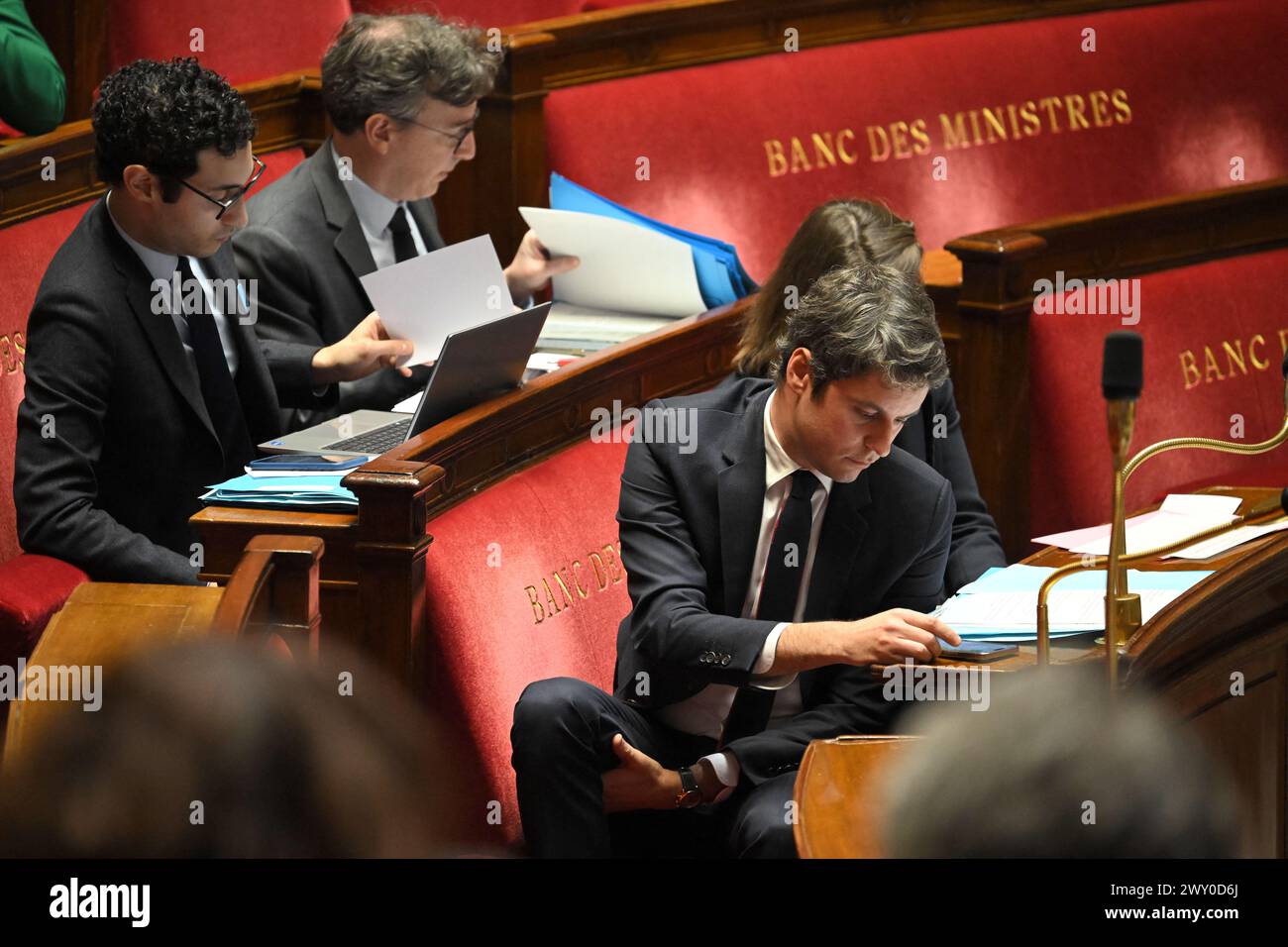 Il primo ministro francese Gabriel Attal parla durante una sessione di domande al governo all'Assemblea nazionale di Parigi, in Francia, il 3 aprile 2024. Per la prima volta, l’Assemblea nazionale sperimenterà una nuova forma di tempo delle interrogazioni governative (QAG). Il primo Ministro, Gabriel Attal, sarà da solo per 45 minuti per rispondere alle domande dei deputati. Yaël Braun-Pivet, Presidente dell'Assemblea, ha proposto questo nuovo formato faccia a faccia per rivitalizzare questa breve sessione del mercoledì, molto spesso deserta rispetto alla tradizionale sessione del martedì Foto Stock