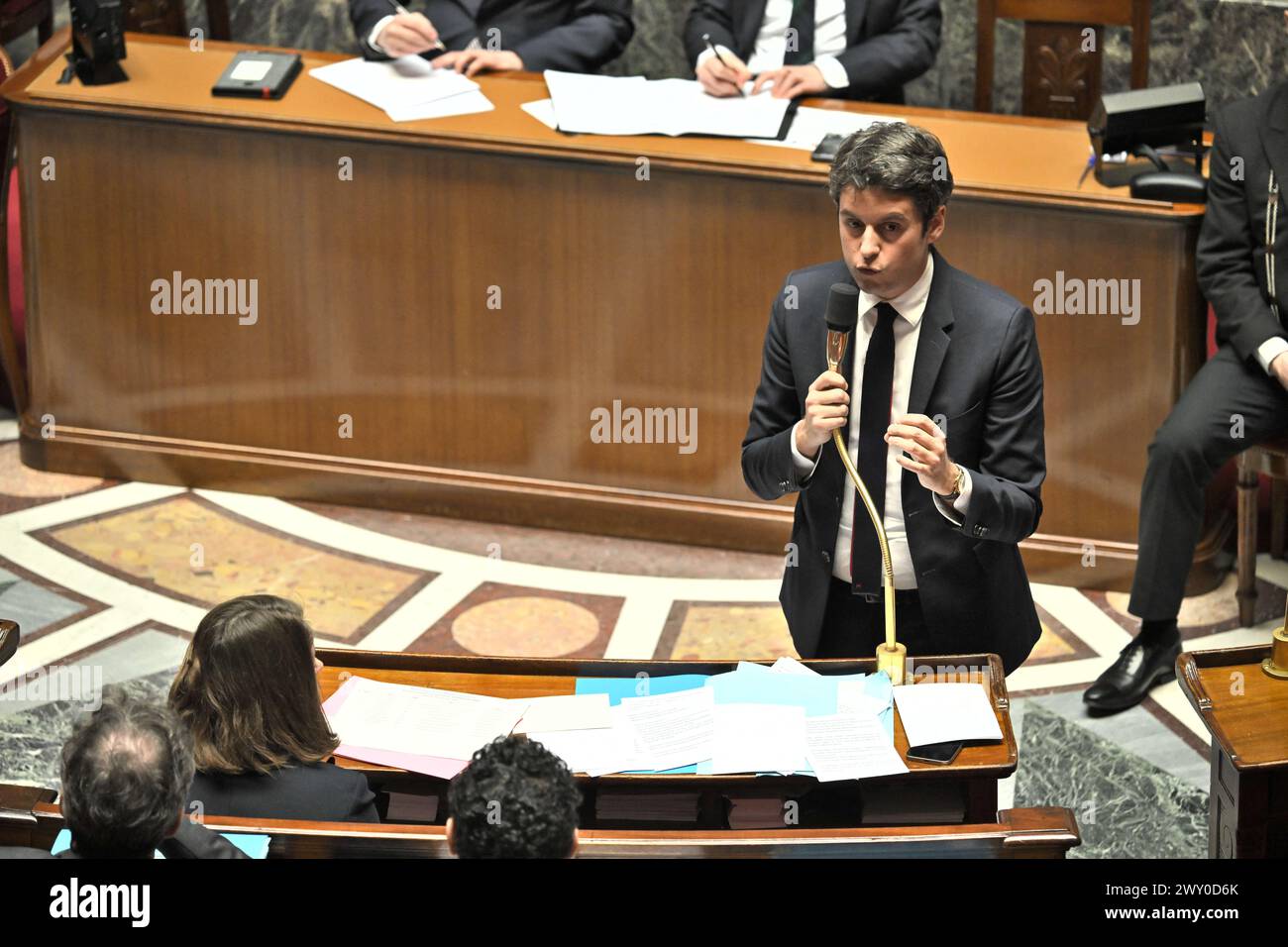 Il primo ministro francese Gabriel Attal parla durante una sessione di domande al governo all'Assemblea nazionale di Parigi, in Francia, il 3 aprile 2024. Per la prima volta, l’Assemblea nazionale sperimenterà una nuova forma di tempo delle interrogazioni governative (QAG). Il primo Ministro, Gabriel Attal, sarà da solo per 45 minuti per rispondere alle domande dei deputati. Yaël Braun-Pivet, Presidente dell'Assemblea, ha proposto questo nuovo formato faccia a faccia per rivitalizzare questa breve sessione del mercoledì, molto spesso deserta rispetto alla tradizionale sessione del martedì Foto Stock