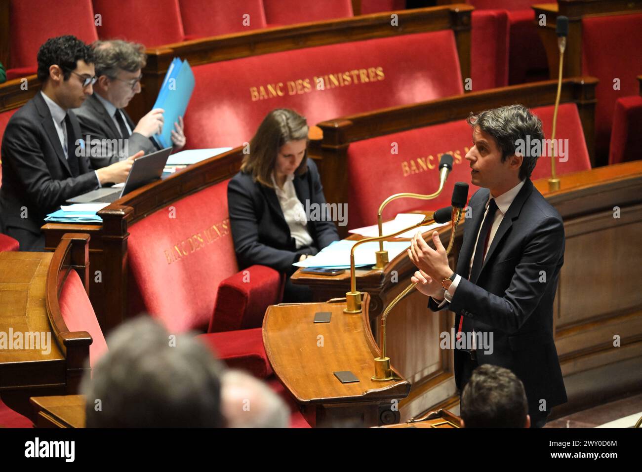 Il primo ministro francese Gabriel Attal parla durante una sessione di domande al governo all'Assemblea nazionale di Parigi, in Francia, il 3 aprile 2024. Per la prima volta, l’Assemblea nazionale sperimenterà una nuova forma di tempo delle interrogazioni governative (QAG). Il primo Ministro, Gabriel Attal, sarà da solo per 45 minuti per rispondere alle domande dei deputati. Yaël Braun-Pivet, Presidente dell'Assemblea, ha proposto questo nuovo formato faccia a faccia per rivitalizzare questa breve sessione del mercoledì, molto spesso deserta rispetto alla tradizionale sessione del martedì Foto Stock