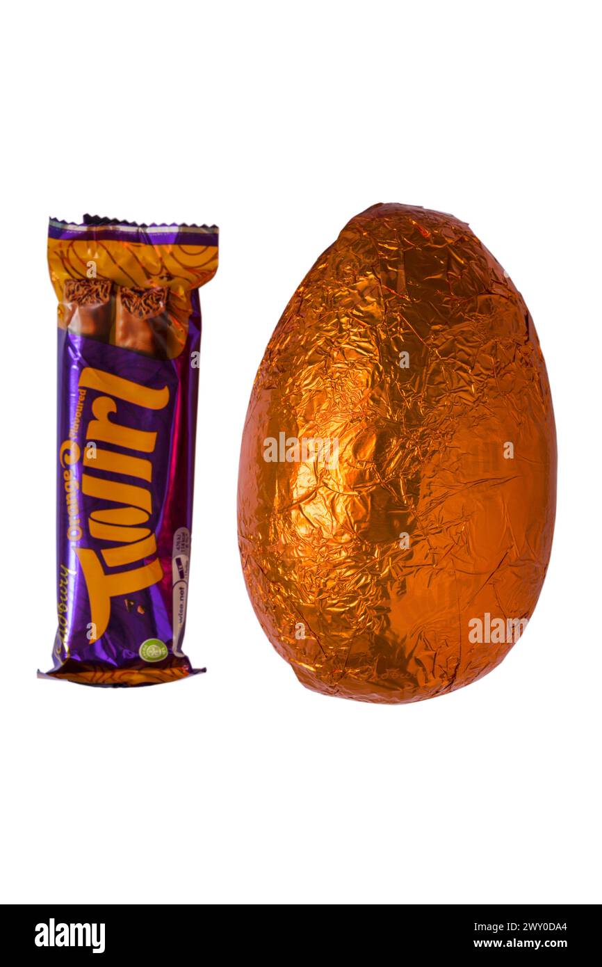 Foglio d'uovo di Pasqua all'arancia Cadbury Twirl avvolto e barretta di cioccolato Twirl isolata su sfondo bianco Foto Stock