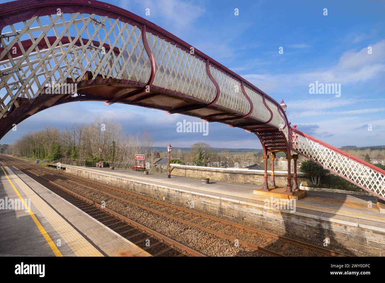 31.03.24 Settle, North Yorkshire, Regno Unito. Passerella sulla linea ferroviaria Settle-Carlisle alla stazione Settle Foto Stock