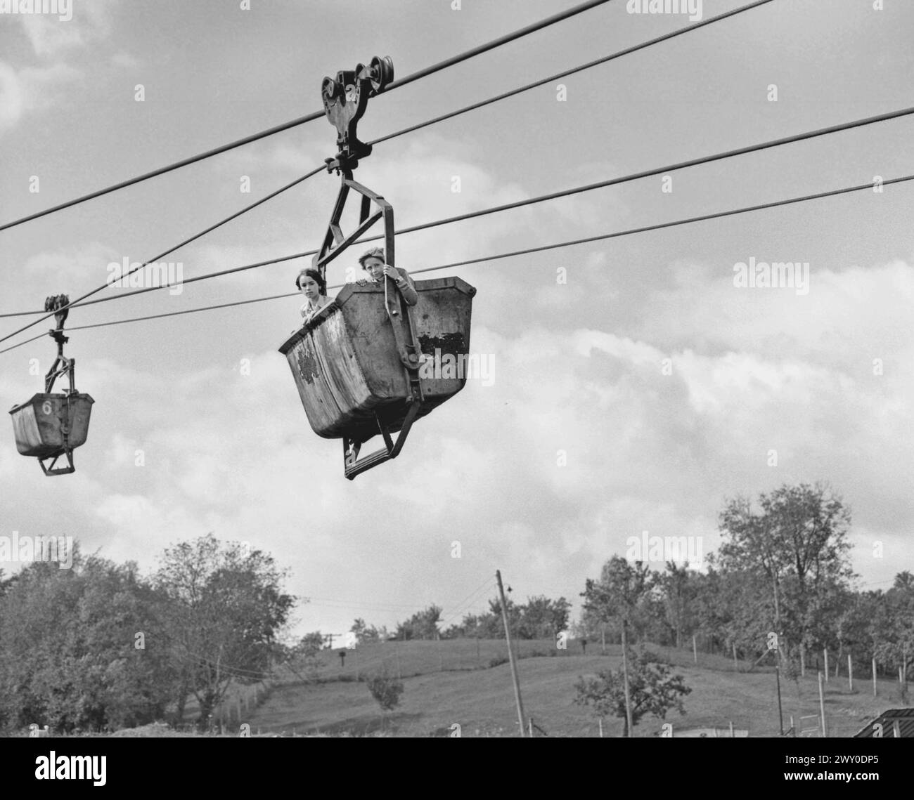 Repubblica Socialista di Romania, circa 1979. Bambini in funivia per il trasporto di rocce da una cava di pietra. Foto Stock