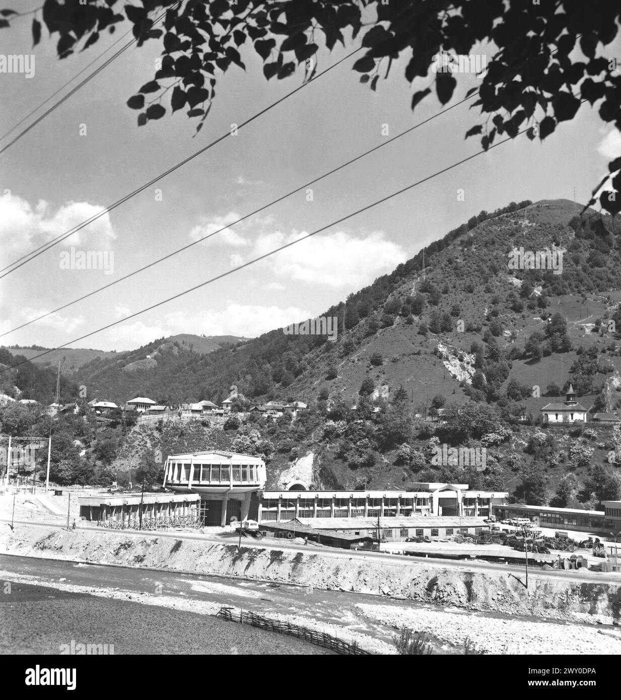 Repubblica Socialista di Romania negli anni '1970 Vista della diga di Lotru-Ciunget e della centrale idroelettrica. Foto Stock