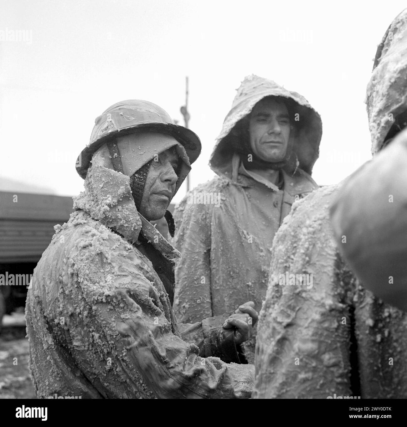 Repubblica Socialista di Romania negli anni '1970 Soccorritori dopo aver caricato un pozzo di scarico dell'olio. Foto Stock