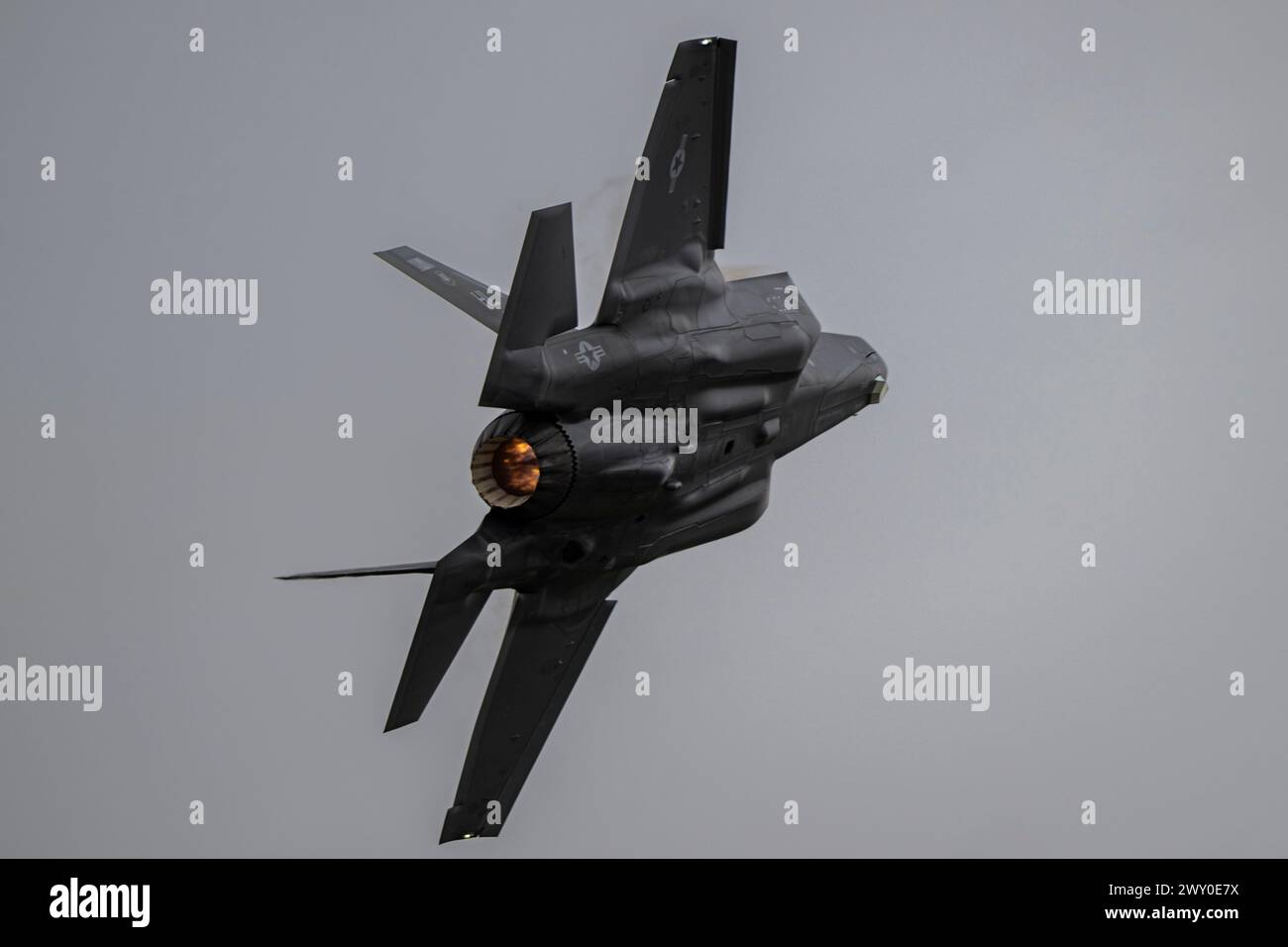 Un F-35A Lightning II della U.S. Air Force assegnato all'F-35A Lightning II Demonstration Team esegue uno spettacolo di esercitazione presso la Hill Air Force base, Utah Foto Stock