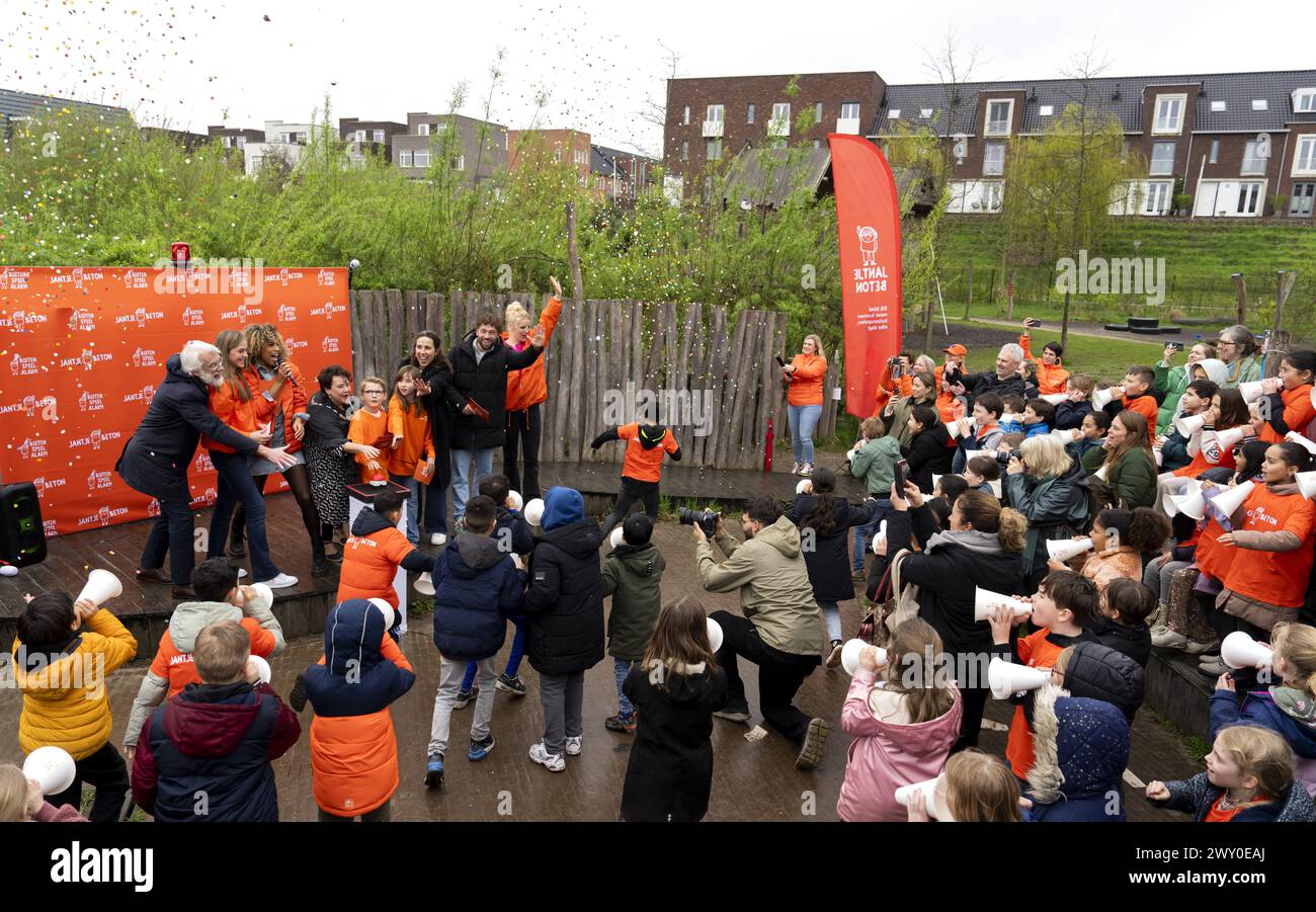 UTRECHT - il calcio d'inizio di Het Buitenspeelalarm di Jantje Beton nel parco giochi naturale De Hoef. Secondo Jantje Beton, le ultime ricerche sul gioco all'aperto sono tali che l'allarme per il gioco all'aperto è stato avviato con l'obiettivo di inviare un segnale forte contro l'imminente generazione di sedute al chiuso. LEVIGATRICE ANP KONING netherlands Out - belgio Out Foto Stock