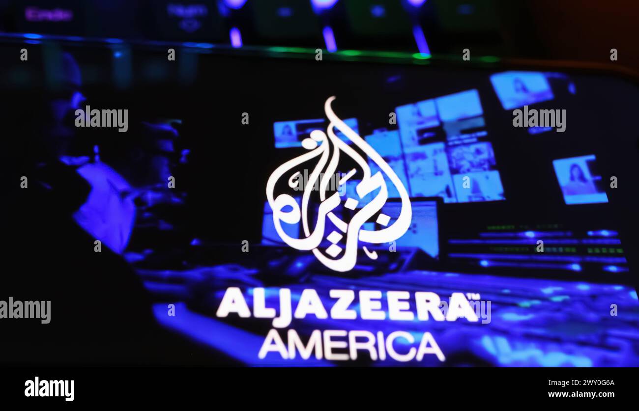 Viersen, Germania - 1° aprile. 2024: Schermo dello smartphone su tastiera del computer con logo di al Jazeera arab Television america Foto Stock