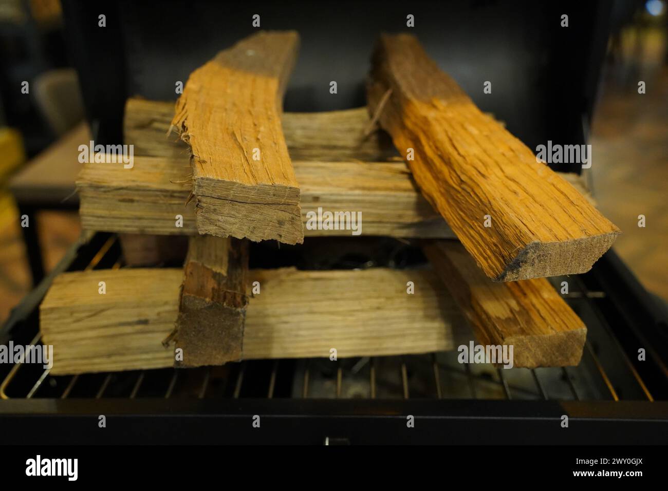 La legna da ardere è impilata in una griglia e collocata nel forno Foto Stock