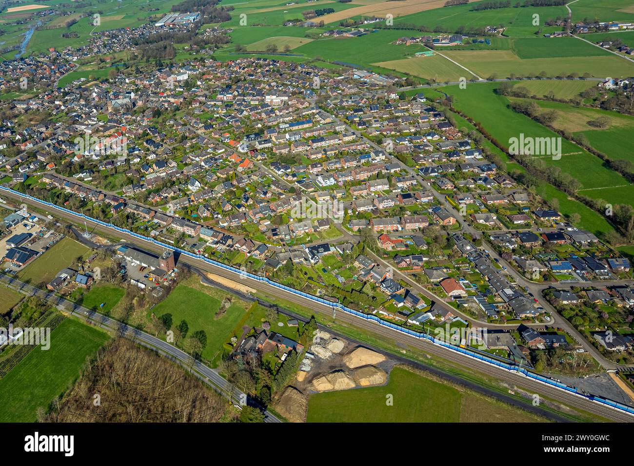 Luftbild, Ausbau der Betuweroute und Betuwe-Linie Eisenbahnstrecke, Baustelle Halderner Straße und Schallschutzwände, Wohngebiet Ortsansicht Ortsteil Haldern, Rees, Nordrhein-Westfalen, Deutschland ACHTUNGxMINDESTHONORARx60xEURO Straße Foto Stock