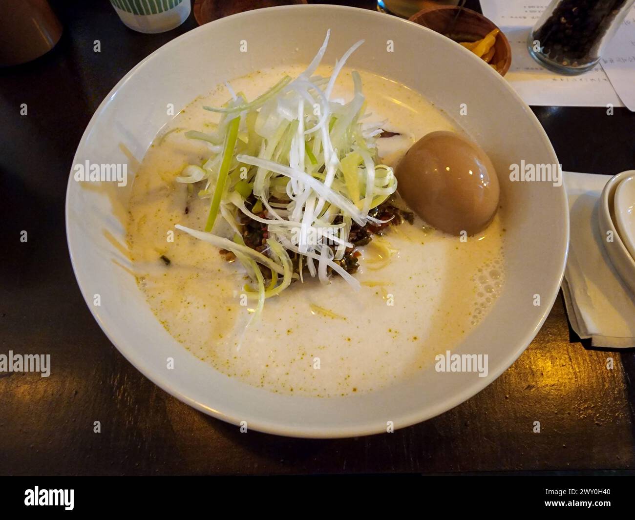Ramen tonkotsu immacolato con un tocco coreano Foto Stock